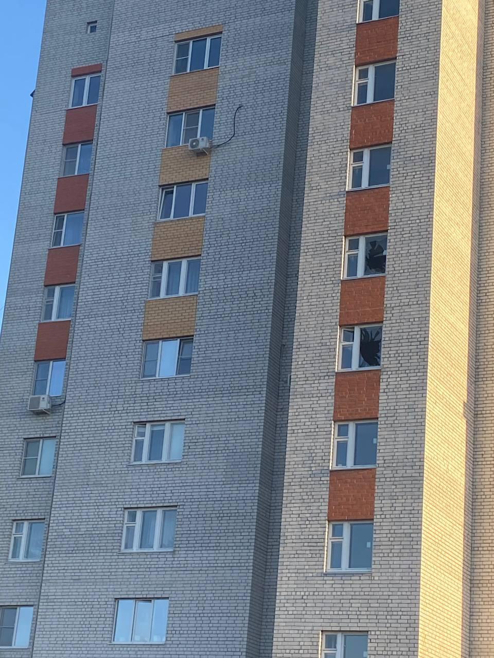 В Курске погиб 73-летний мужчина из-за падения сбитого БПЛА Сбитый беспилотник упал на частный дом в Курске – погиб 73-летний пенсионер. По словам врио губернатора Александра Хинштейна, дрон был сбит в небе и загоревшись рухнул на жилую улицу. Камеры видеонаблюдения зафиксировали момент удара и последовавший пожар. В нескольких десятках метров от эпицентра находились женщина с ребенком – они не пострадали. Ударной волной выбило окна на нескольких этажах соседнего 12-этажного дома. Подписаться Помочь RusNews