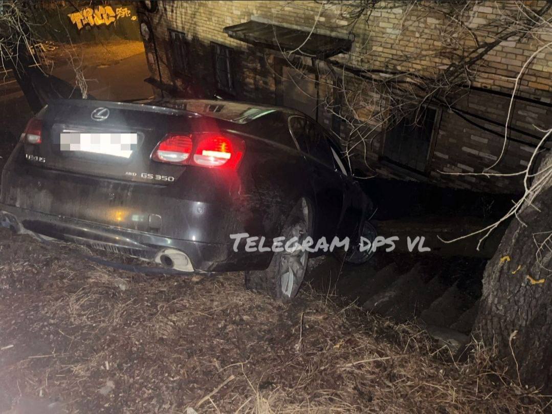 Рулевой Lexus GS350, пытаясь уйти от погони сотрудников полиции, отправил авто с косогора.  Он заехал во двор в районе Некрасовского переулка, 1 во Владивостоке, выбежал из автомобиля, намереваясь скрыться, но не поставил автомобиль на "паркинг».  В итоге неуправляемый Lexus покатился вниз с косогора, а водителя задержали подоспевшие инспектора ДПС.  АВТОГАРАНТ