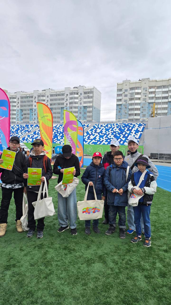 Сегодня на фестивале «Сайын» в честь Дня защиты детей ДТ «Кванториум» Дворца детского творчества совместно с МАН провели захватывающее соревнование по робототехнике. Педагог дополнительного образования Алексей Васильев, выступивший в роли судьи, с большим энтузиазмом провел «Битвы роботов», а его помощником стал практикант из Жатайского техникума. Соревнование собрало энергичных юных участников, которые проявили свои навыки и креативность. По итогам соревнований все участники получили призы за активное участие.
