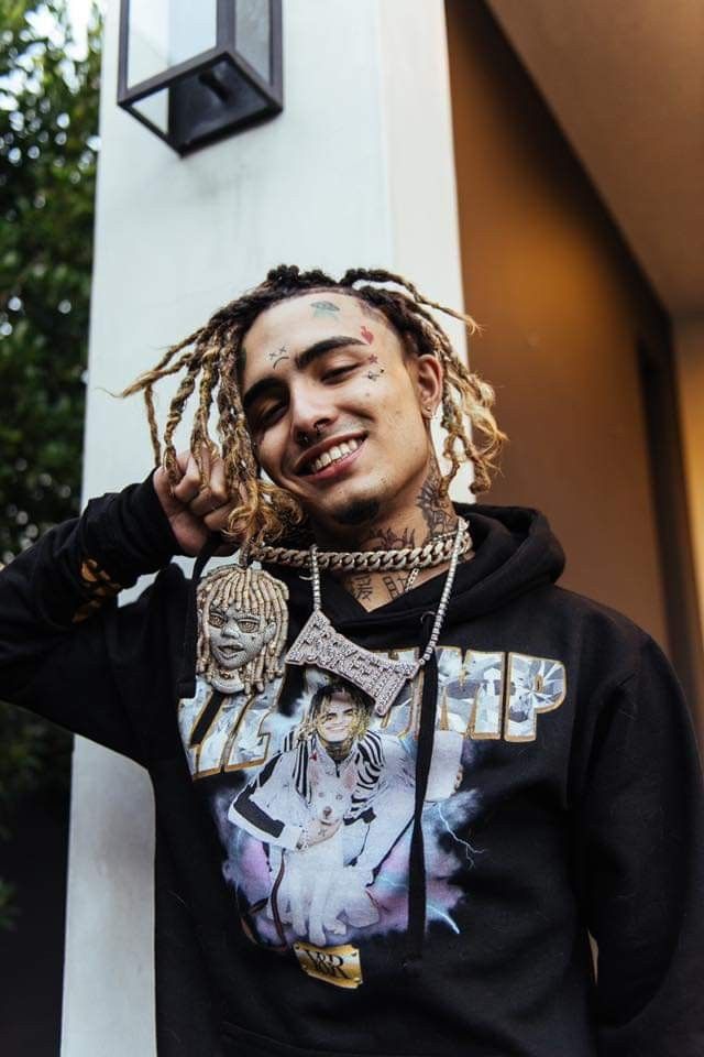 Американский рэпер Lil Pump чуть не погиб в ДТП. По его словам, машину занесло на дороге в дождь, и она перевернулась. После аварии 24-летний музыкант сам выбил окно и выбрался из автомобиля.  «Ребята, я чуть не лишился жизни. Бог существует! Не садитесь за руль под дождем. В свой день рождения я пойду в церковь, чтобы поблагодарить Бога за все благословения».