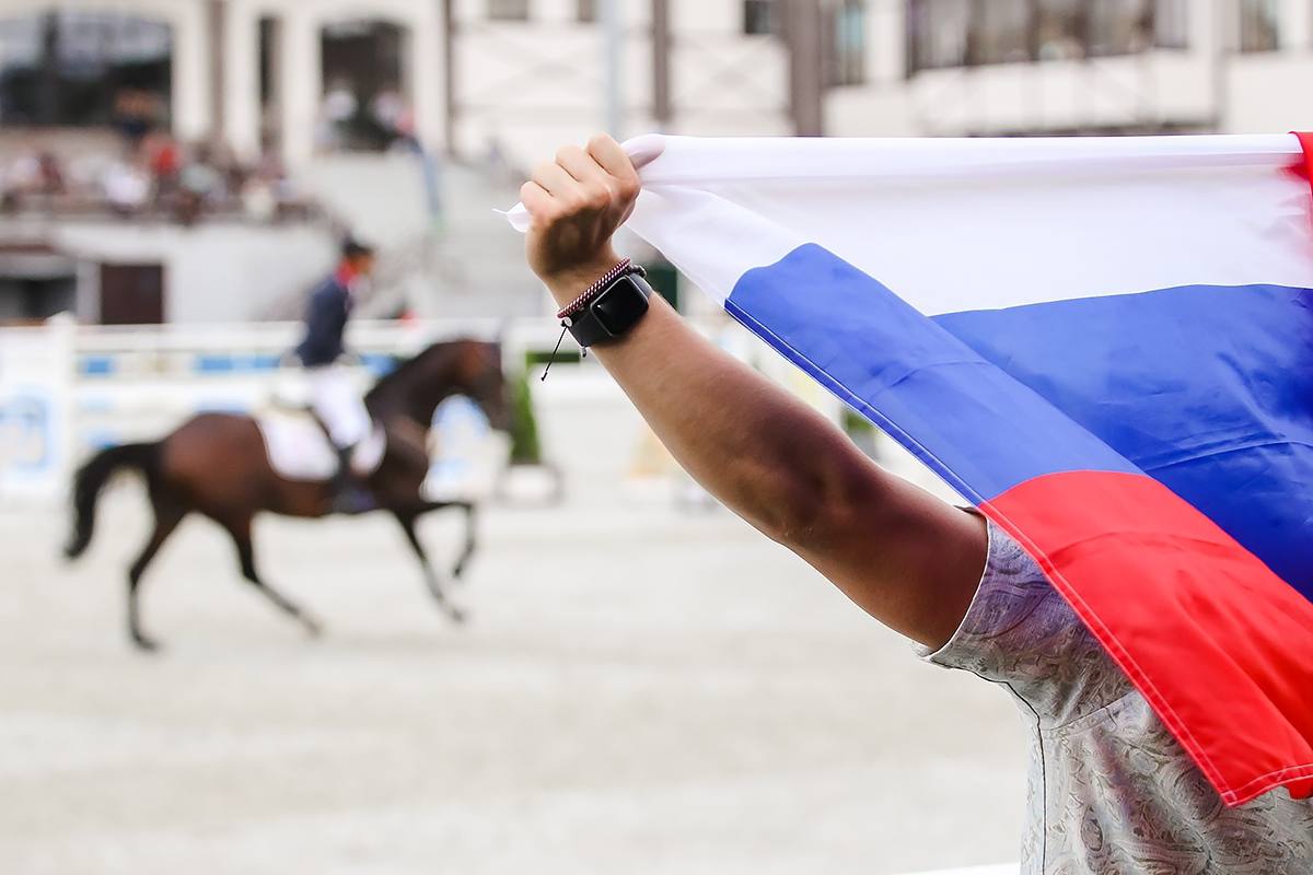 FEI разрешила юниорам из России выступать на соревнованиях с национальной символикой В дополнение к решению принятому бюро FEI на очном заседании 4 ноября и в соответствии с рекомендацией исполнительного комитета МОК российским и белорусским спортсменам в соревнованиях среди пони детей и юниоров будет разрешено выступать под своими национальными флагами и с гимнами на всех соревнованиях FEI с 15 января 2026 года отмечается в заявлении Международной федерации конного спорта Подписывайтесь на РИА Новости Спорт в MAX