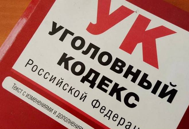 В Камышлове прокуратура направила в суд уголовное дело о незаконном обороте этилового спирта без предусмотренной законом лицензии Камышловский районный суд на основании доказательств представленных государственным обвинителем вынес приговор по уголовному делу в отношении 45 летнего местного жителя Мужчина признан виновным в совершении преступлений по ч 1 ст 171 3 УК РФ закупка хранение этилового спирта без соответствующей лицензии в случаях если такая лицензия обязательна в крупном размере В ходе судебного разбирательства установлено что в феврале и августе 2024 года обвиняемый не имея специального разрешения лицензии получение которой в обязательном порядке предусмотрено законодательством из корыстных побуждений с целью извлечения для себя материальной выгоды незаконно осуществил закупку хранение поставку этилового спирта и спиртосодержащей продукции общей стоимостью свыше 1 1 млн рублей Сотрудниками правоохранительных органов спиртосодержащая продукция изъята из незаконного оборота   Камышловский районный суд назначил виновному наказание в виде штрафа в размере 2 1 млн рублей Приговор не вступил в законную силу