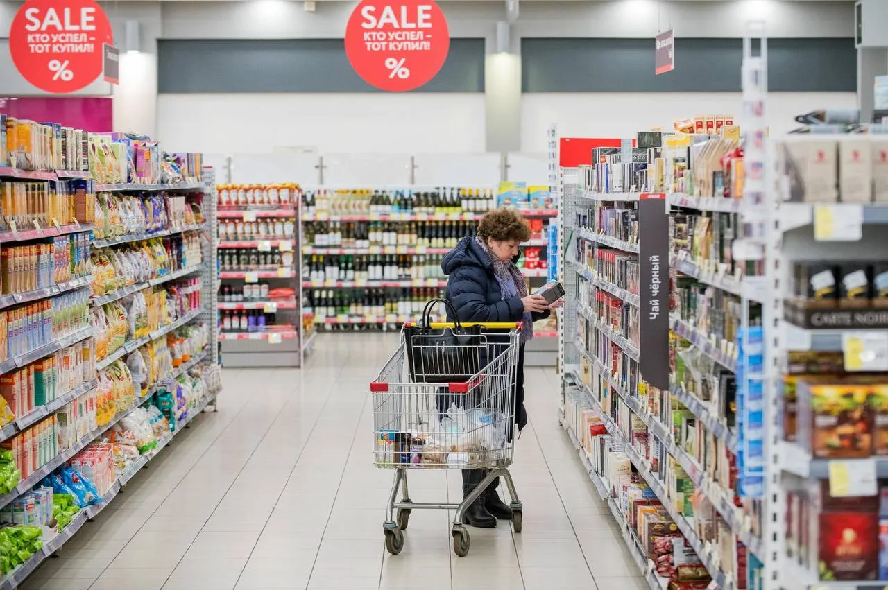 Федеральные продуктовые сети на 35 увеличили своё присутствие в качественных торговых центрах Петербурга с 2020 года рассказали в пресс службе NF Group Совокупная площадь продуктовых магазинов в ТЦ сократилась на 8 4 При этом состав операторов стал более концентрированным если в 2020 году в выборке были представлены 10 сетей то к 2026 году восемь За этот период из исследуемых объектов ушли Prisma Стокманн Карусель и Лэнд а среди новых для выборки операторов появились Маяк и Чеснок совокупно занявшие более 10 тыс м2 сообщили в NF Group Сеть Перекрёсток увеличила свои площади за период почти в 2 раза Рост также показали О Кей и Азбука Вкуса Сергей Ермохин ДП Подписаться на ДП в Telegram MAX