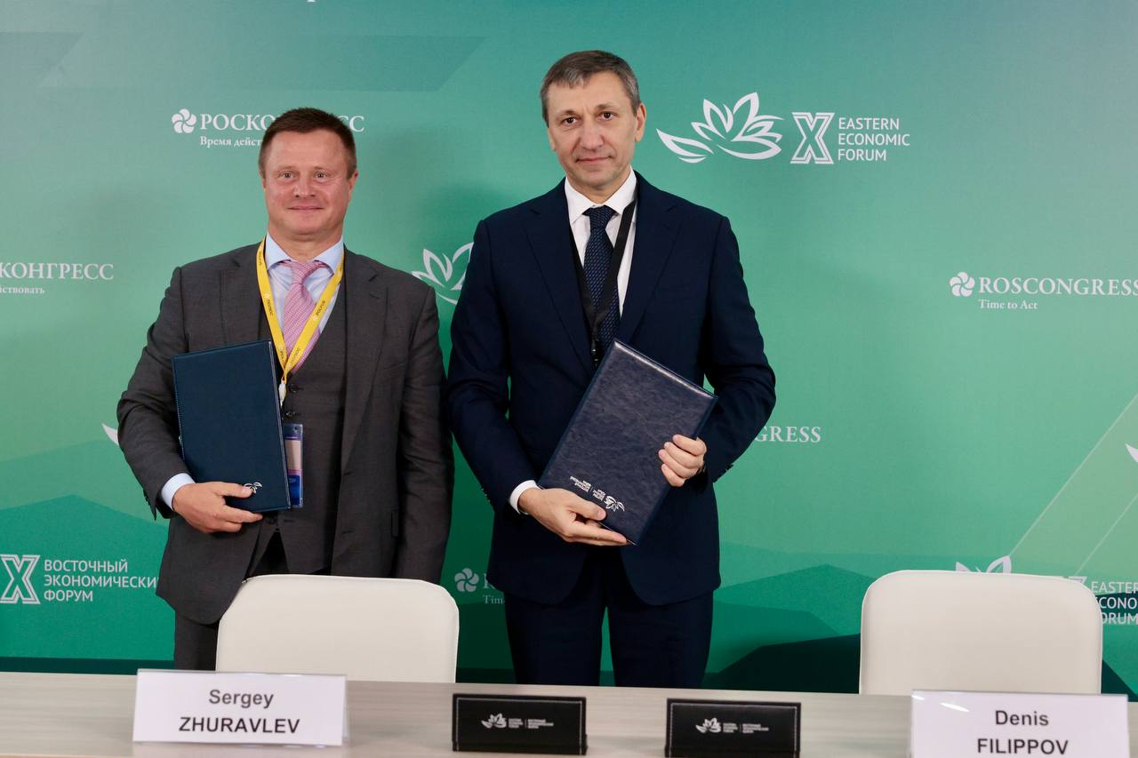 На ВЭФ 2025 подписано соглашение с компанией Полюс Алдан о третьем совместном проекте корпоративной аренды в пос Нижний Куранах благодаря которому сотрудники золотодобывающего предприятия будут обеспечены комфортным жильём Основные детали Количество и площадь 291 квартира 6 5 тыс м² Финансирование 1 15 млрд рублей от Банка ДОМ PФ Сроки передача первой очереди сентябрь 2026 полное завершение I квартал 2027 Условия аренда на 5 лет с последующим выкупом жилья компанией для формирования постоянного фонда Важно проекты корпоративной аренды помогают удерживать действующих и привлекать новых сотрудников для работы в отдалённых регионах Ещё они экономически выгодны для компаний Фото Росконгресс ВЭФ ДОМ РФ