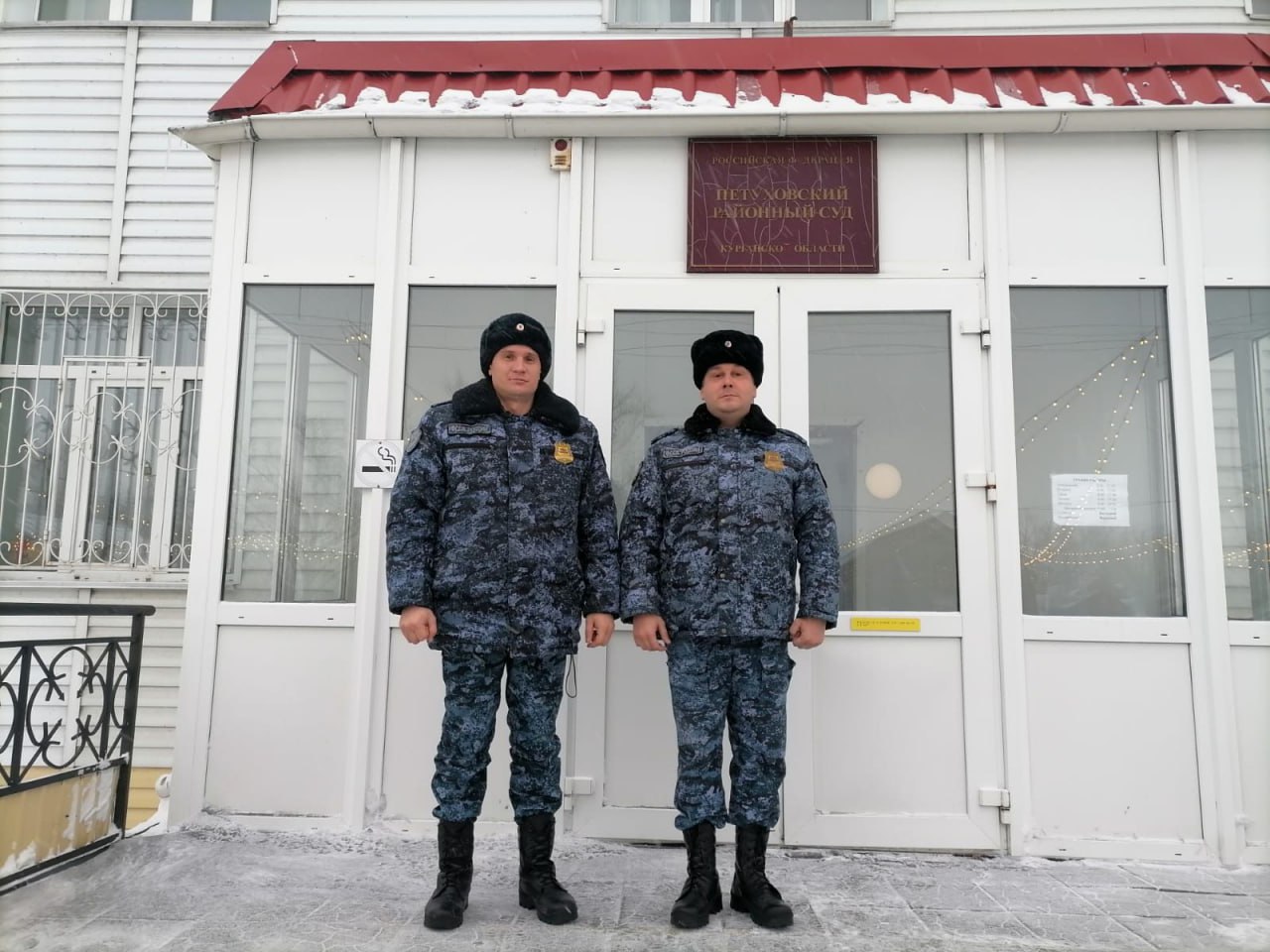 В городе Петухово судебные приставы помогли потушить пожар в частном домовладении.