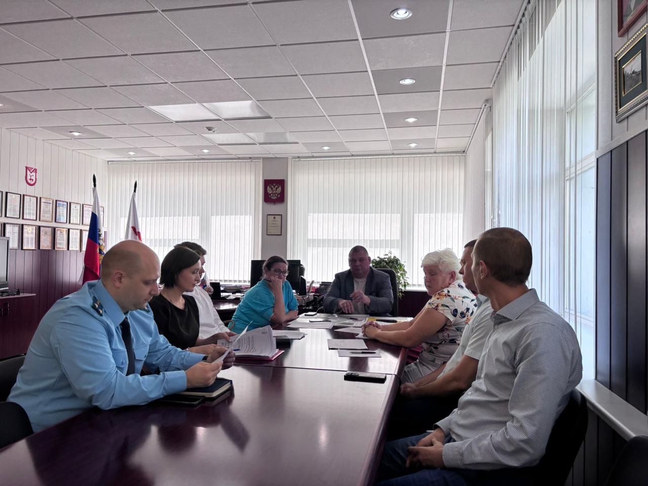 Бизнес-омбудсмен инициировал совместные приемы предпринимателей с районными прокурорами • Уполномоченный по защите прав предпринимателей в Нижегородской области Павел Солодкий запустил практику ежеквартальных приемов предпринимателей совместно с районными прокурорами. • Цель — снизить административное давление и оперативно решать спорные вопросы с муниципалитетами, особенно связанные с оплатой по контрактам. • После таких встреч дела берутся на личный контроль прокуроров. Один из примеров — спор по заниженной оплате строительных работ, где начата прокурорская проверка. • В год проводится 10–15 таких приемов. Ближайшая встреча запланирована на июль с прокурором Нижнего Новгорода. Подробнее