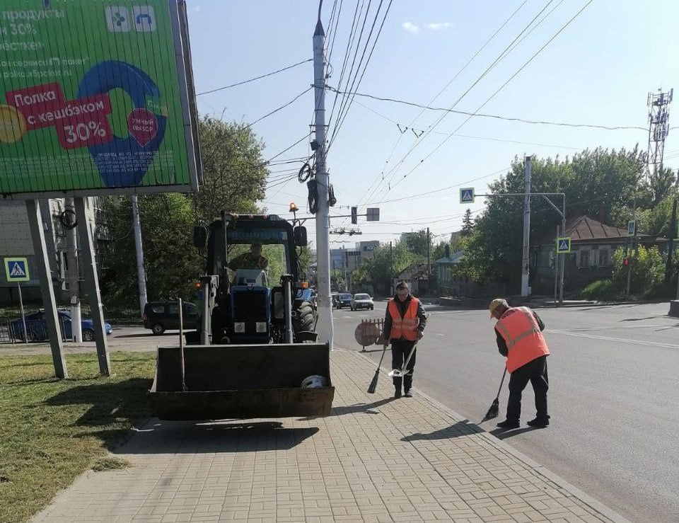 В городе активно проводятся мероприятия по поддержанию чистоты и порядка на улицах. По данным комитета ЖКХ, в уборке дорог, тротуаров, остановочных павильонов и прилегающих территорий задействованы 57 сотрудников и 61 единица техники. Особое внимание уделяется влажной уборке, которая помогает устранить мелкие загрязнения. Кроме того, рабочие занимаются покосом травы вдоль дорог, чтобы сделать их более аккуратными и улучшить видимость для всех участников дорожного движения.