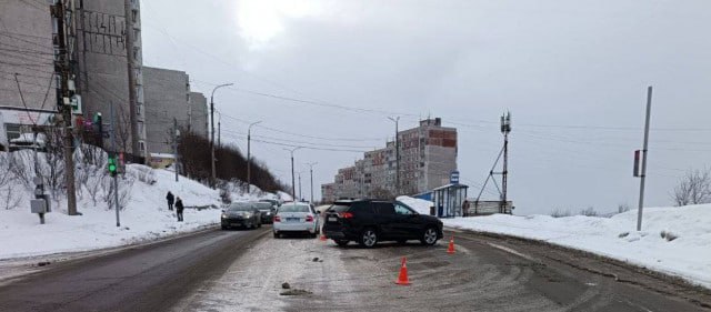 В Мурманске на Старостина сбили пешехода, переходившую дорогу в неположенном месте    В Мурманске на Старостина произошло дорожно-транспортное происшествие с участием пешехода. По предварительной информации Госавтоинспекции, в районе дома №97 водитель автомобиля ToyotaRAV4 допустил наезд на пешехода в зоне его видимости, которая она переходила дорогу не по пешеходному переходу.  «В результате ДТП пешеход, 1947 года рождения, получила телесные повреждения, с которыми обслужена в медицинском учреждении», - сообщили в Госавтоинспекции Мурманской области.    Фото: Госавтоинспекция Мурманской области