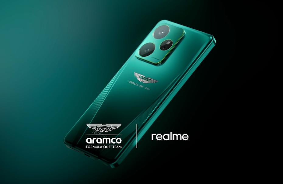 Серия realme GT 7 запустится в России 17 июня Китайская компания начинает продажи новой линейки смартфонов GT 7 в России. Всего модельный ряд включает три устройства: флагманский GT 7, специальная версия GT 7 Dream Edition и младший GT 7T. Отличительная особенность GT 7 Dream Edition — ограниченный тираж в 1500 штук и немного видоизмененный дизайн. Смартфон выпущен в коллаборации с командой «Формулы-1» Aston Martin Formula One® и получил фирменный зеленый цвет задней крышки с двукрылым логотипом автобренда и имитацией аэродинамических линий по бокам. Что касается спецификаций, то GT 7 и GT 7 DE получили дисплей 6,78 дюйма с пиковой яркостью до 6000 нит и частотой 120 Гц, аккумулятор 7000 мАч и работают на чипе MTK Dimensity 9400e с графеновым охлаждением. Упрощенная версия GT 7T работает на MTK Dimensity 8400-MAX. Продажи всех трех моделей стартуют в РФ 17 июня 2025 года. Цена в рублях пока не озвучивается.