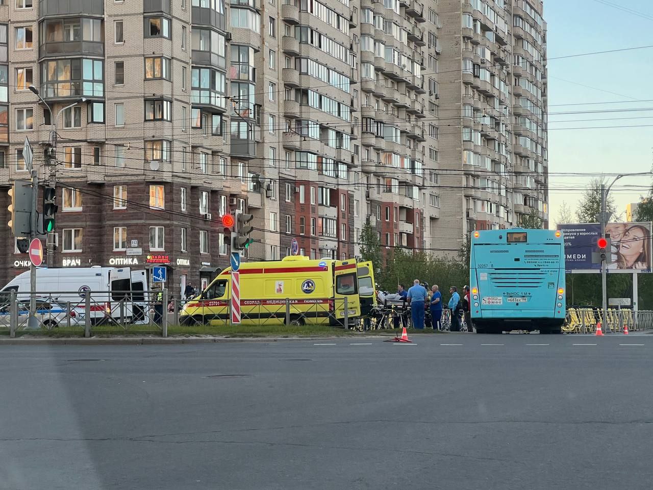 Как минимум двое пострадали в аварии с автобусом на Савушкина — источник ДТП произошло напротив станции метро «Беговая». Пострадали два человека — сейчас они находятся в тяжёлом состоянии. Обстоятельства произошедшего уточняются. UPD: Около двух часов назад автобус №112 столкнулся с легковым автомобилем. В результате пострадали женщина и 9-летний ребёнок. Пассажирка ударилась ногой, травму усугубила недавно перенесённая ею операция. Обоих пострадавших госпитализировали. Мегаполис Подписаться Прислать новость