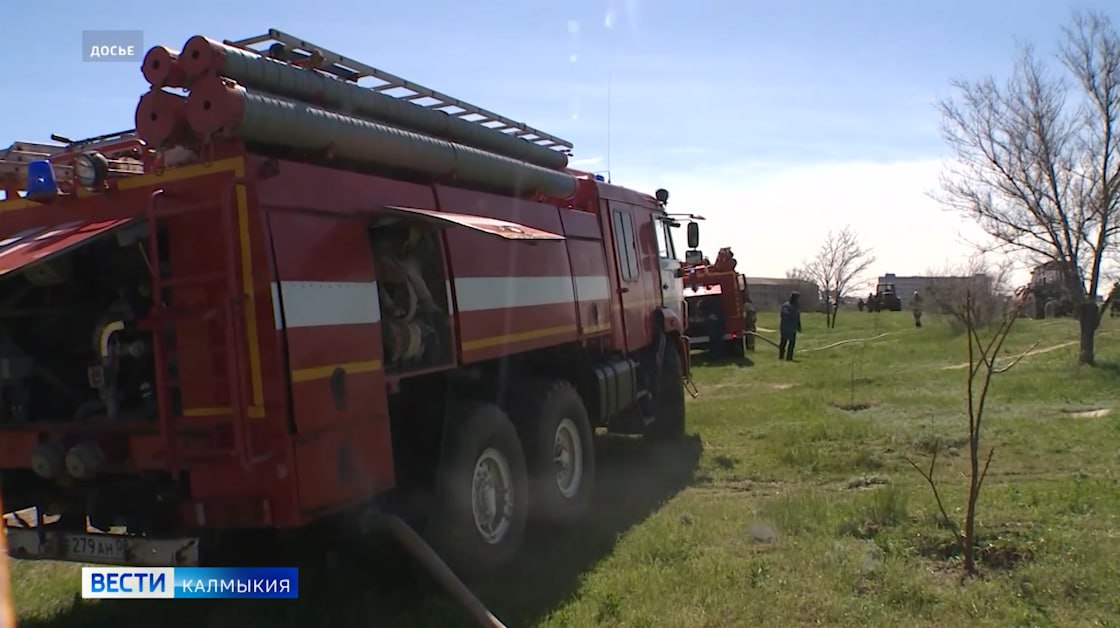 В Калмыкии за прошедшие сутки пожарно-спасательные подразделения ликвидировали 1 пожар в г. Элиста. Инцидент произошел на ул. Горького в многоквартирном жилом доме, где горели предметы быта в одной из квартир. Огнем повреждена площадь 6 кв.м. В результате ЧП спасены 3 человека, эвакуировано 10 жителей. Причины возгорания устанавливаются в рамках расследования. Быть в курсе Прислать новость