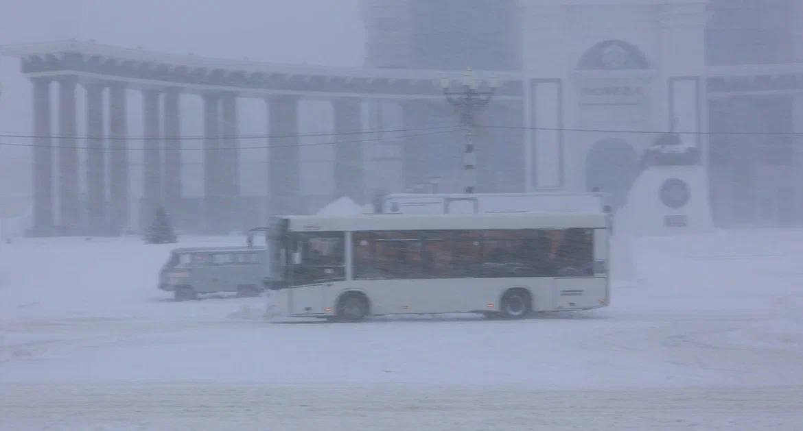 Автобусы в Южно-Сахалинске снова будут ездить по улице Авиационной.  Согласно информации от мэрии, с 31 декабря открывается проезд, и маршруты № 6, 18 и 34 возвращаются к своим прежним схемам движения.  Если у вас возникли вопросы по поводу работы общественного транспорта, вы можете обратиться по телефону 55-65-15, а с мобильного телефона — по номеру  6515.