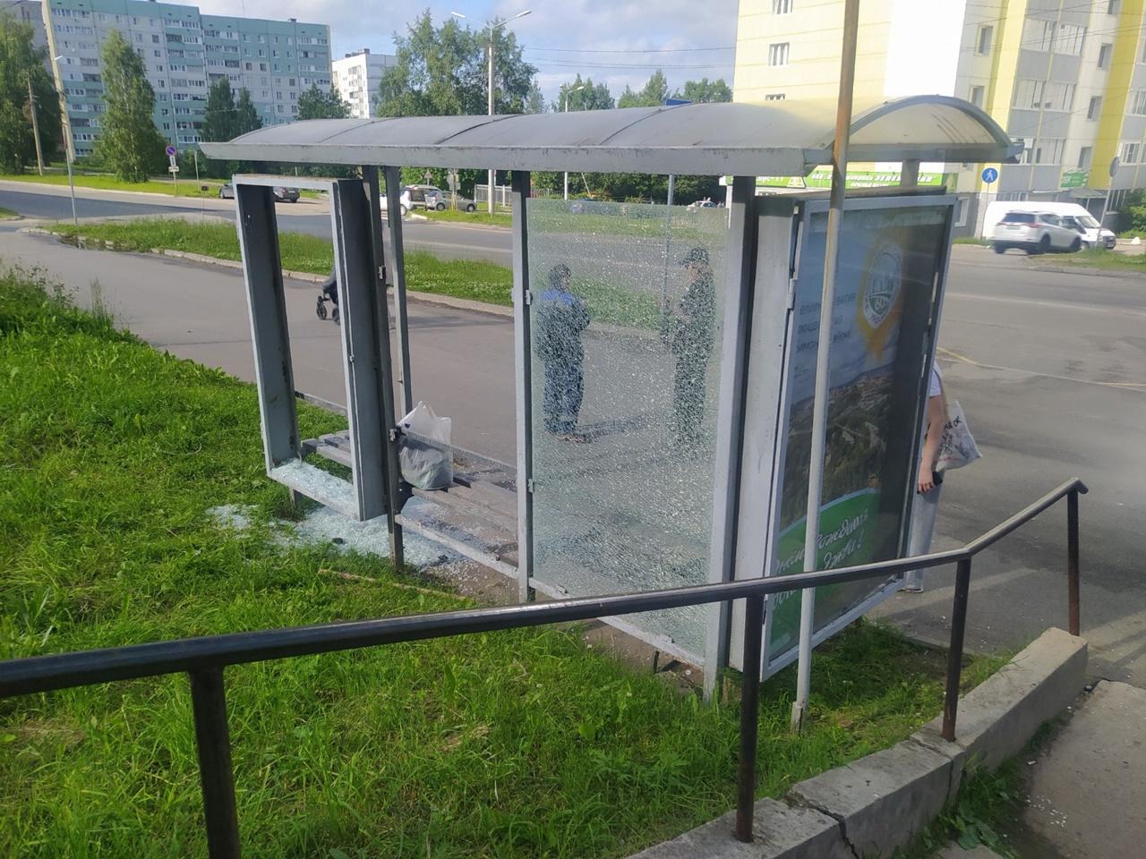 Задержали вандала который разбил остановку в Эжве. Им оказался 14-летний учащийся местной школы, ранее замеченный в подобных инцидентах. Ущерб от его действия превысил 23 тысячи рублей. На время следствия подротку избрана мера пресечения в виде подписки о невыезде. МВД напоминает, что уголовная ответсвтенность наступает с 14 лет. Подпишись Предложи новость