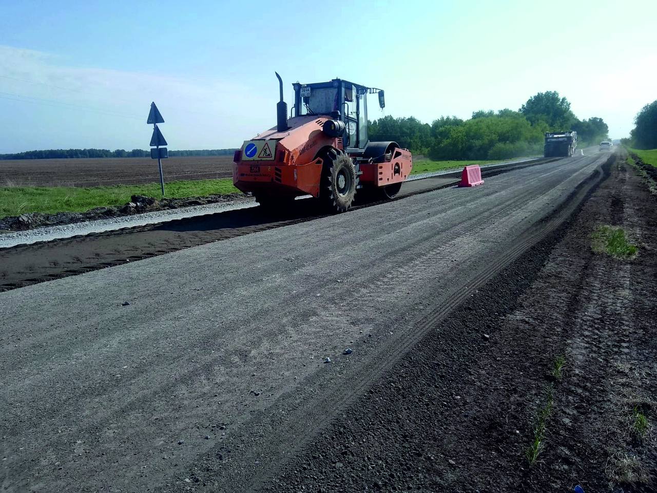На автомобильной дороге Алейск-Буканское начались ремонтные работы В рамках национального проекта «Инфраструктура для жизни» на автомобильной дороге Алейск-Буканское в Алейском районе ведется ремонт участка. Дорожники Южного ДСУ выполнили фрезерование изношенного покрытия, устроили основание с помощью ресайклера, в ближайшее время приступят к укладке асфальтобетонного покрытия, в завершении работ нанесут разметку и установят знаки. В этом году работы проводятся на участке протяженностью 7 км, на отрезке трассы с 14 по 21 км. Объект переходящий, в следующем году в Алейском районе специалисты обновят еще 8 км - с 21 по 29 км. Также в этом году на этой автомобильной дороге будут проводиться работы и в Мамонтовском районе. Общая протяженность отремонтированного участка составит 3 км. Дорога Алейск-Буканское соединяет две федеральные трассы А-322 и А-321, поэтому по ней проезжает большой поток автомобилей. Также эта трасса обеспечивает проезд до значимых туристических мест Алтайского края – соленые озера в Яровом, Завьялово, Гуселетово. Напомним, ремонт трассы проводится ежегодно. Только в прошлом году в Алейском районе на ней было отремонтировано 10 км. Всего в текущем году в рамках национального проекта «Инфрастуктура для жизни» будет отремонтировано более 300 км дорог. На это выделено порядка 12,5 млрд рублей.