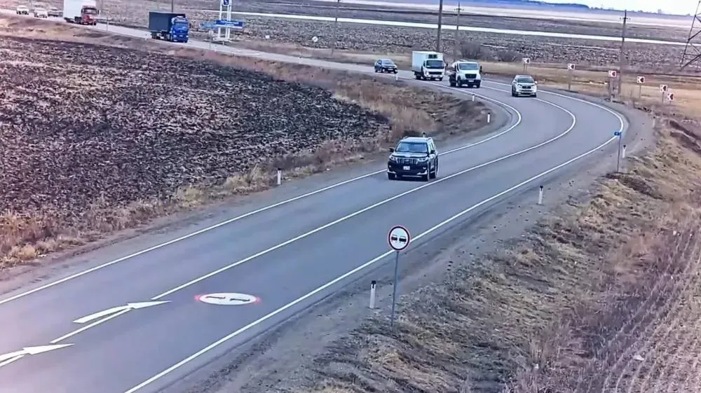 Беспилотник Дорожного патруля записал на видео обгон на повороте Материалы на которых зафиксированы нарушения автомобилистами ПДД переданы в Госавтоинспекцию Приамурья На трассе Благовещенск Гомелевка квадрокоптер Дорожного патруля зафиксировал два автомобиля которые совершали обгон выезжая на встречку на повороте На видеозаписи предоставленной пресс службой Центра организации дорожного движения Амурской области можно увидеть запрещающий знак и сплошную разметку на этом участке дороги Как отмечено в материале водители иномарок BMW и Toyota Land Cruiser считали что их нарушение не будет замечено Но велся мониторинг беспилотником фото и видеоматериалы с которого теперь направлены в Госавтоинспекцию региона Правоохранители вынесут постановления и водители будут наказаны заключают в пресс службе амурского ЦОДД За подобное нарушение правил дорожного движения то есть за обгон в зоне действия знака Обгон запрещен или через сплошную линию разметки а именно выезд на встречную полосу движения штраф 7500 рублей или лишение права управления транспортным средством от четырех до шести месяцев Если нарушение повторится в течение года водителя лишат прав на год Скриншот видео Амурского ЦОДД в MAX ТЕЛЕПОРТ РФ здесь все об Амурской области  Мы в МАХ  Написать нам