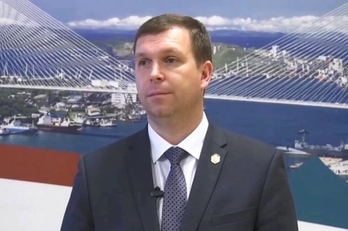 Прокурор Советского района Владивостока утвердил обвинительное заключение по делу бывшего министра лесного хозяйства и охраны объектов животного мира Приморского края Валентина Карпенко которого по данным следствия обвиняют в многомиллионных взятках от лесозаготовительных компаний Следствие указывает что с 2017 по 2020 год экс чиновник через посредника получил 1 млн рублей за согласование уступки арендных прав на три лесных участка и ещё 2 5 млн рублей за общее покровительство предпринимательской деятельности юридических лиц после чего на шесть его банковских счетов наложили арест для возможной конфискации имущества а материалы направили в Советский районный суд Владивостока ПОДРОБНОСТИ в публикации АиФ Приморье