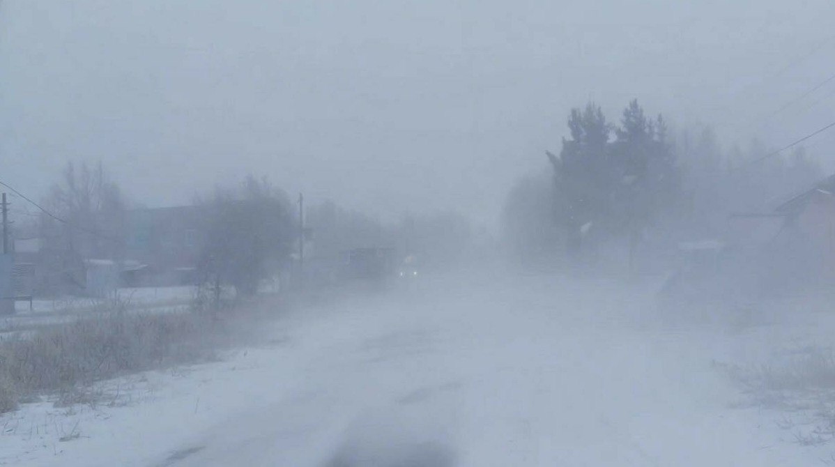 Из за снегопада перекрыли трассы в двух регионах Казахстана КазАвтоЖол закрыл участки дорог в Акмолинской и Абайской областях из за ухудшения погодных условий передает ArbatMedia В Акмолинской области с 10 40 введены ограничения на движение всех видов транспорта по республиканской автодороге Астана Шидерты Павлодар Успенка граница РФ пункт пропуска Косак Ограничение действует на участке от 16 до 200 километра что охватывает отрезок от столицы до границы с Павлодарской областью Причина осадки в виде мокрого снега и дождя а также образование гололёда В Абайской области с 7 30 закрыт участок трассы граница КНР Майкапшагай Зайсан Калбатау Семей Павлодар граница РФ между 756 и 906 километрами то есть от Семея до Калбатау Движение приостановлено для всех транспортных средств Ориентировочное время открытия дороги 13 00 Для получения актуальной информации автомобилистам рекомендуют обращаться в круглосуточный колл центр по номеру 1403 Прислать новость