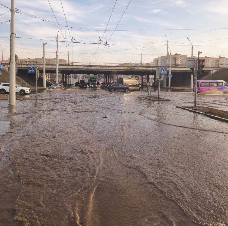 В связи с повреждением строительной организацией   водопроводной сети Д 500 мм 10 марта в 16:07 произошло снижение давления в Копище и  пос. Озерище  Оперативными бригадами УП «Минскводоканал» незамедлительно начаты работы по локализации повреждения.  Принимаются все необходимые меры для скорейшего восстановления водоснабжения.  Также в А-100 сообщили, что в Новой Боровой были перебои с подачей холодной и горячей воды.  Заявки переданы в УП "Минскводоканал" для устранения.После возобновления водоснабжения, некоторое время вода будет подаваться с примесями.