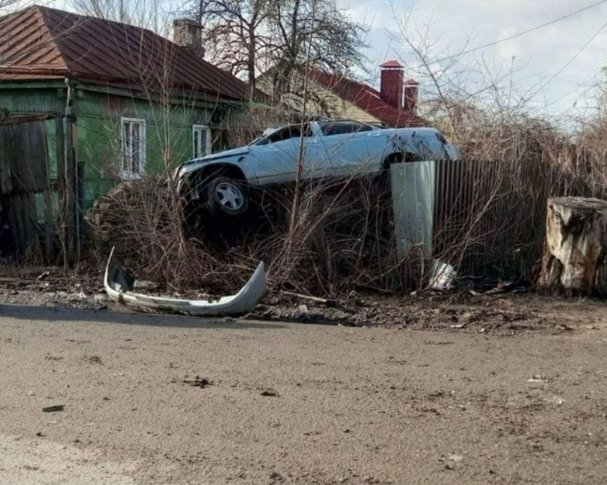 Воронежец залетел на старом авто на забор частного жилого дома     ДТП произошло в Семилуках. Водитель легкового автомобиля не справился с управлением, съехал с дороги и протаранил забор частного домовладения.  ↗  Прислать новость   Подписаться