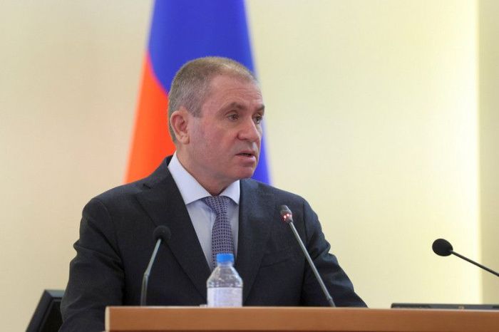 Находящегося под домашним арестом ростовского замгубернатора уволят 27 мая Заместитель губернатора - министр сельского хозяйства и продовольствия Ростовской области Константин Рачаловский, который находится под домашним арестом из-за возбужденного против него уголовного дела о превышении полномочий, покинет свою должность 27 мая. Соответствующий указ подписал врио губернатора региона Юрий Слюсарь. 17 февраля Константин Рачаловский он был задержан. Ущерб по его делу оценивается почти в 156 млн рублей. По делу замгубернатора обыски также прошли у бывшего заместителя губернатора Ростовской области Виктора Гончарова. 21 февраля он был задержан и позже арестован. В настоящее время Рачаловский находится под домашним арестом до 17 июня. По версии следствия, замгубернатора при реализации госпрограммы развития сельского хозяйства незаконно выделил средства господдержки сельхозпредприятиям в виде субсидий за счет федерального и областного бюджетов, впоследствии получатели субсидий были объявлены банкротами.