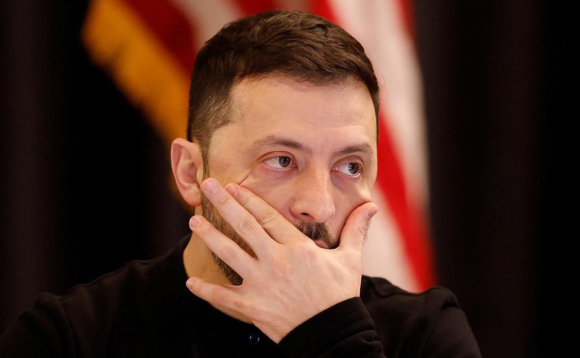 Зеленского уже осенью могут сместить с поста на фоне вероятной встречи Путина, Си Цзиньпина и Трампа — японское издание Shūkan Gendai  Дональд Трамп может избавиться от Зеленского и его ближайшего помощника Ермака в сентябре, что приведёт к неожиданному обороту в украино-российском конфликте, считает Shūkan Gendai.  Кое-кто из администрации Трампа решительно выступает за смещение Зеленского с поста президента, прекращение конфликта и прочный мир с Россией. По самому бескровному сценарию, события будут развиваться следующим образом: к началу сентября Владимира Зеленского и его серого кардинала, руководителя офиса президента Украины Андрея Ермака выпнут с Украины коленкой под зад.