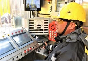 Удмуртнефть переходит на экологичные буровые установки www rosneft ru press news item 222695 Удмуртнефть работает под управлением Роснефти и Китайской нефтехимической корпорации Sinopec применила первую электрическую мобильную буровую установку отечественного производства Благодаря замене традиционного дизельного двигателя на электропривод минимизировано воздействие на окружающую среду Кроме того переход на электрический буровой станок снизил затраты предприятия на энергопотребление на 30 позволяет экономить около 1 млн руб на каждую скважину