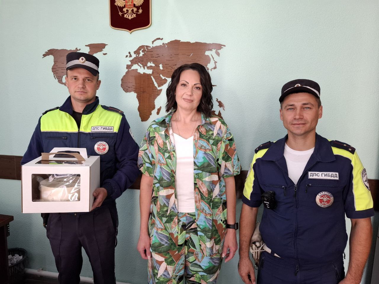 Оренбург Медиа Укус пчелы полицейские помогли оперативно довезти оренбурженку до больницы В Бугурусланском районе Оренбургской области правоохранители помогли местной жительнице у которой случился анафилактический шок Оренбурженка поблагодарила спасителей за помощь в тяжелой ситуации На автодороге Бугульма Уральск инспекторы заметили легковой автомобиль который ехал с включённой аварийной сигнализацией Полицейские остановили машину и выяснили что водитель везёт в больницу супругу у которой случилась острая аллергическая реакция от укуса пчелы Женщина была без сознания Правоохранители за считанные минуты сопроводили автомобиль с пострадавшей до медицинского учреждения где врачи оказали ей необходимую помощь Подробнее orenburg media p 494817 Оренбург подробнее на канале Оренбург Медиа