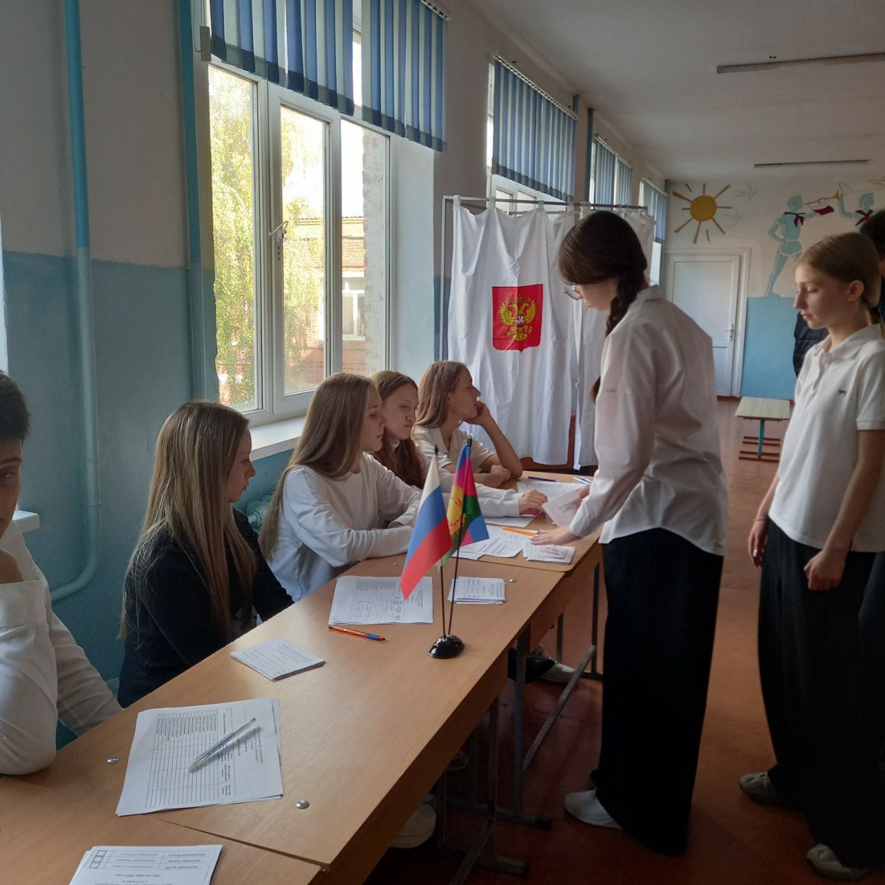 В самой многочисленной школе района за лидерство борются три кандидата В СОШ 7 и участковая комиссия тоже больше чем в других школах Члены комиссии должны успеть за перемену выдать бюллетени а ученики проголосовать На место школьного лидера претендуют три учащихся восьмых классов Голосование к середине дня шло уже полным ходом ребята получали бюллетени ставили отметки против своего кандидата и опускали бюллетени в урны все серьезно все по взрослому Сегодня по всей стране проходят выборы лидеров школьного самоуправления Мы должны научить детей делать правильный выбор выражать свою гражданскую позицию Учим их пробовать свои силы в нескольких направлениях в качестве кандидатов избирателей членов комиссии Это поможет им в будущем говорит председатель ТИК Татьяна Трикилова Продолжение на нашем сайте