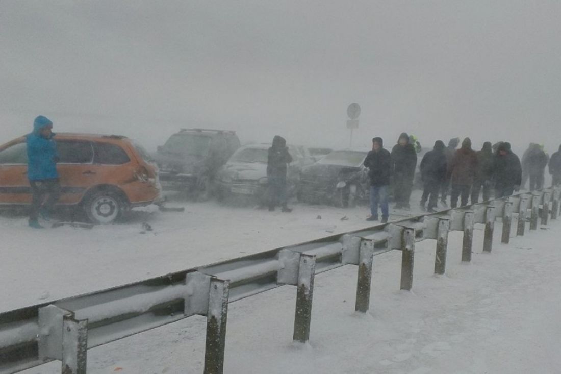 В пензенском Минздраве рассказали о состоянии пострадавших в ДТП с 25 машинами Авария с 25 транспортными средствами случилась на 271 м километре трассы Тамбов Пенза В ней пострадали шесть человек Среди них есть один ребенок Троих пострадавших с травмами средней степени тяжести госпитализировали в Клиническую больницу 6 имени Г А Захарьина Остальным трем медицинскую помощь оказали непосредственно на месте происшествия Госпитализация им не потребовалась сообщает пресс служба министерства здравоохранения региона Напомним погибших в результате массового ДТП не было Проверку по факту случившегося проводит прокуратура Подписаться на Пенза Взгляд в ТГ Подписаться на Пенза Взгляд в MAХ