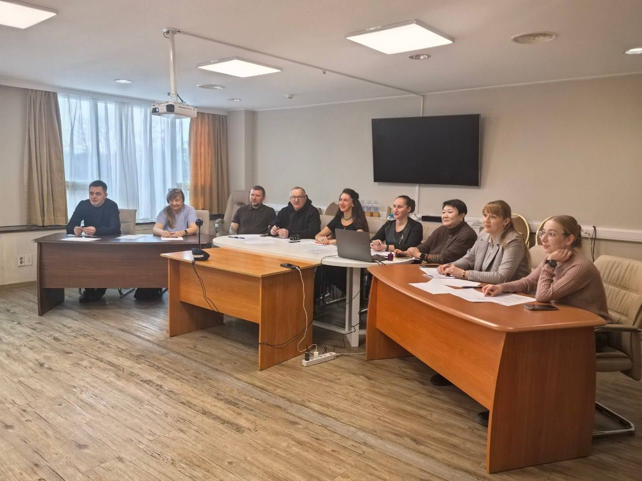 Министерство туризма Сахалинской области провело первый в этом году квалификационный экзамен для аттестации экскурсоводов В комиссию вошли представители региональных министерств и туроператоров Соискательница успешно сдала экзамен продемонстрировав знания о заказнике Малые Курилы и представив экскурсию по маршруту Тропа Столбовская и мыс Столбчатый С марта 2025 года аттестация экскурсоводов и гидов переводчиков обязательна для обеспечения безопасности туристов С подробной информацией можно ознакомиться здесь clck ru 3PpaxS Аттестация проходит в рамках нацпроекта Туризм и гостеприимство инициированного Президентом РФ Владимиром Путиным и направлена на повышение профессионализма специалистов туристической сферы Подписывайтесь на нас в MAX sakhgov