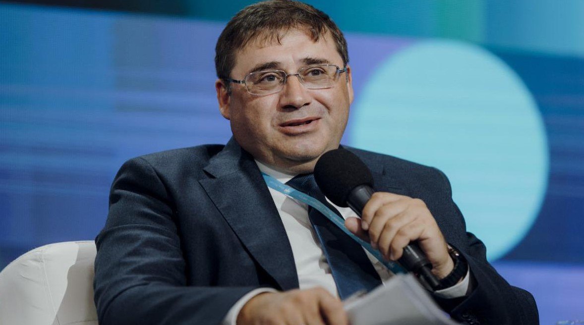 Глава Мосбиржи сравнил запрет криптовалют с сухим законом Выступая на финансовом форуме глава наблюдательного совета Московской биржи Сергей Швецов резко раскритиковал запретительный подход к регулированию цифровых активов в России цитирует его РБК Он напрямую сравнил его с печально известной антиалкогольной кампанией советских времен заявив Вы знаете что написано на бутылке водки надо алкоголь запретить Вот был такой Лигачев Это привело к катастрофическим последствиям Швецов пояснил что главная проблема запретов это отток капитала и участников рынка в другие юрисдикции Люди стали пить суррогаты а в нашем случае ходить в белорусскую инфраструктуру констатировал он При этом Белоруссия в отличие от России предоставляет легальные возможности для операций с криптовалютой через свой Парк высоких технологий ПВТ Вместо тотальных ограничений Швецов предложил другой подход создание четких и жестких правил для борьбы с реальными злоупотреблениями Мне кажется отдельные злоупотребления которых мы боимся их вообще бояться не надо Если это массовые злоупотребления здесь просто должна быть жесткость закона немножечко выше Таким образом позиция Мосбиржи заключается не в вседозволенности а в разумном регулировании которое сохранит рынок и капитал внутри страны Гораздо разумнее не запрещать а создать для этого рынка чёткие правила здесь в России