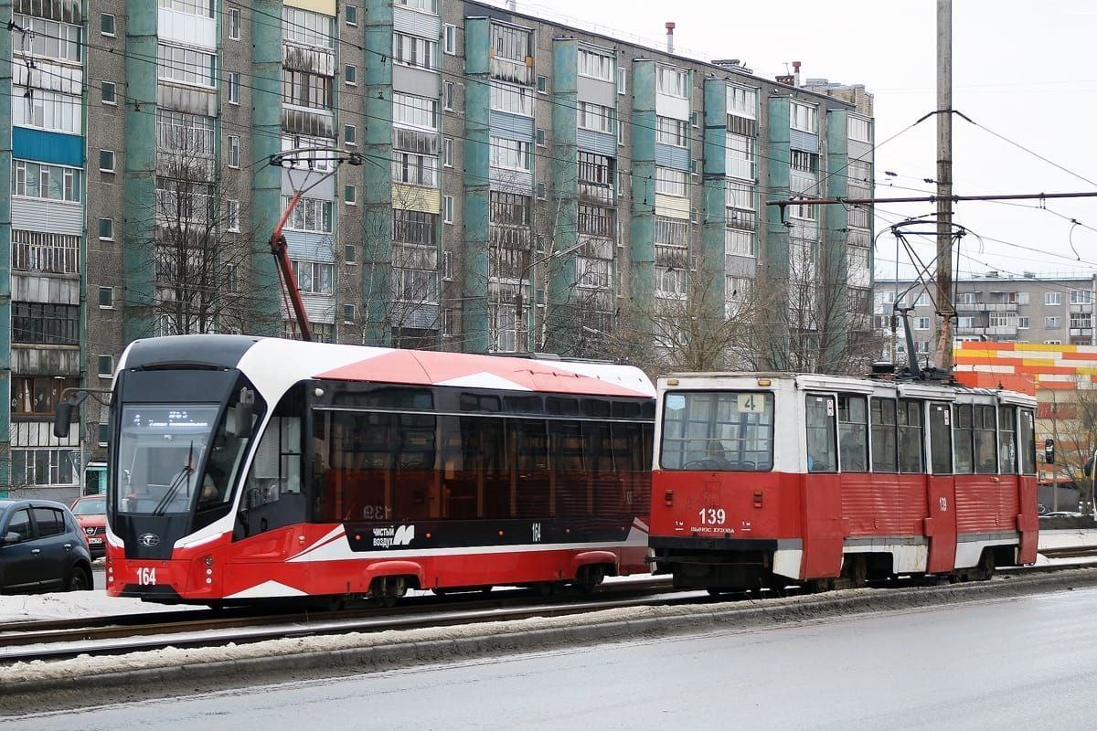 Череповецкие трамваи перевезли в 2025 году 7 5 млн пассажиров Итоги года подвели в МУП Электротранс Самым популярным стала четверка а самым популярным трамвайным днем среда Больше всего пассажиров трамваи перевезли в октябре Несмотря на то что трамвайная сеть не охватывает быстроразвивающийся район ЗШК трамвай остаётся весьма популярным видом транспорта в городе В будни ежедневно выходят 26 вагонов и 20 вагонов в выходные дни В прошлом году Череповец получил ещё 12 новых трамваев с возможностью сочленения тем самым полностью обновив парк новыми вагонами Первые привезли в 2021 году gorodche был на тестировании Теперь на очереди рельсы Частично их уже поменяли на небольших участках с этого года будут менять на проспекте Победы в Заречье одновременно с ремонтом дороги