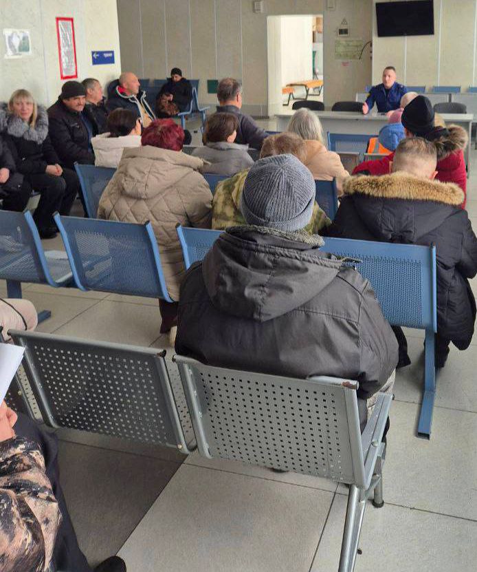 Началась процедура передачи имущества комсомольского аэропорта Хурба из федеральной собственности в краевую сообщил на встрече с сотрудниками авиагавани представитель транспортной прокуратуры Об этом пишет Дальневосточная транспортная прокуратура Затронуты были вопросы дальнейшей судьбы аэропорта восстановления деятельности комплекса На встрече более 60 работников организации сообщили о нарушении их прав на своевременную оплату труда   О сроках возобновления работы аэропорта не сообщается Напомним рейсы ХабАвиа через Комсомольск на Амуре были прекращены в ноябре 2023 года