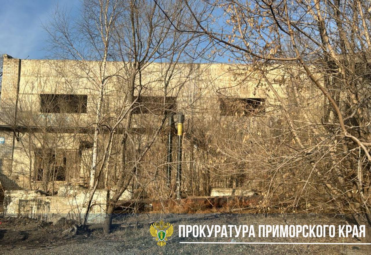 В Уссурийске перед судом предстанет владелица здания, с крыши которого упала несовершеннолетняя Уссурийская городская прокуратура утвердила обвинительный акт по уголовному делу в отношении местной жительницы, 1956 г.р. Она обвиняется в совершении преступления, предусмотренного ч. 1 ст. 118 УК РФ – причинение тяжкого вреда здоровью по неосторожности. В ходе расследования установлено, что обвиняемая, являясь собственником заброшенного здания на улице Сибирцева в Уссурийске, не приняла мер для обеспечения безопасности объекта и предотвращения доступа посторонних лиц на его территорию. Вследствие преступной небрежности в декабре 2024 года четверо подростков беспрепятственно прошли на крышу здания. Девочка 2010 года рождения, провалившись в открытый люк, упала с высоты 2 этажа. В результате падения здоровью ребенка причинен тяжкий вред. Уголовное дело подлежит направлению для рассмотрения по существу в мировой суд. Не останутся без внимания вопросы взыскания морального вреда и средств, затраченных на лечение несовершеннолетней.