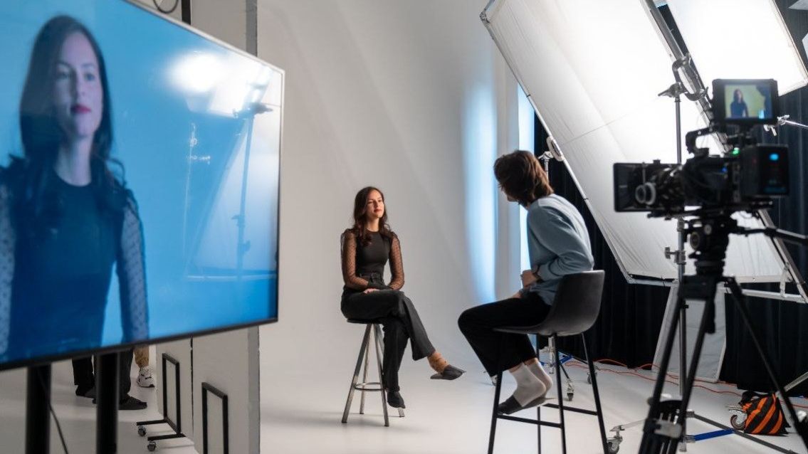 На благо искусства депутаты Заксобрания Приморья поддержали инициативу губернатора Власти Приморского края решили поддержать местный креативный бизнес значительно снизив для него налоги Новая льгота коснется тех чей основной доход формируется в одной из четырех творческих сфер Разработка игр производство игрушек Издание газет Создание кино сериалов телепрограмм и видеоконтента Деятельность коммерческих художественных галерей Для этих предпринимателей с 2026 года ставка УСН будет снижена вдвое С 6 до 3 для тех кто платит налог только с полученных доходов С 15 до 7 5 для тех кто считает налог с разницы между доходами и расходами В официальном телеграм канале ЗС ПК на его страницах в Одноклассниках и ВКонтакте депутаты действующего седьмого созыва рассказывают о своей деятельности Посмотреть видео с комментариями народных избранников можно и на RUTUBE vmfareast