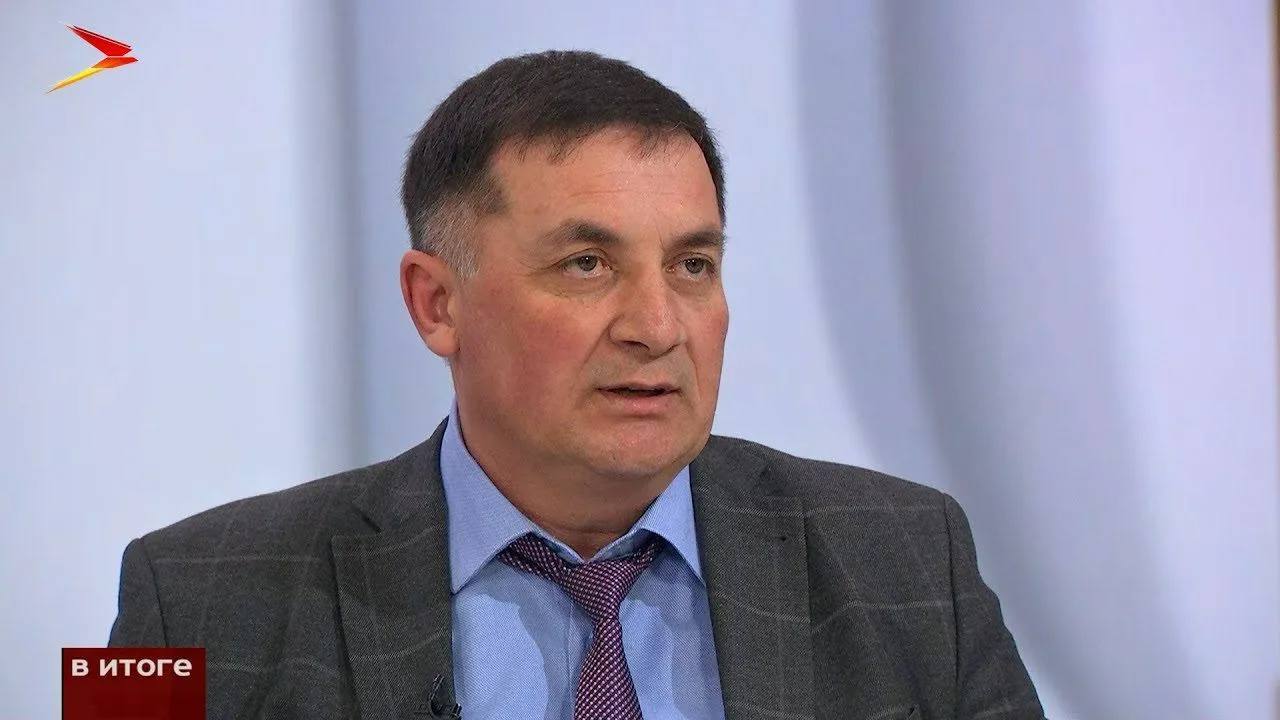 Тариэль Солиев объяснил причину выставления парапетов у мемориала Бодрову Глава комитета по дорожной инфраструктуре Тариэль Солиев объяснил причину выставления бетонных парапетов у мемориала Бодрову в Геналдонском ущелье По его словам это сделано в целях безопасности Для начала это не парковка не остановка это дорога Все останавливались там в нарушение ПДД Мы огородили место для того чтобы обеспечить безопасность для всех участников движения Там нередко бывали камнепады Организовали несанкционированную торговлю в том числе спиртными напитками Все это создавало аварийную обстановку рассказал Солиев Он добавил что там выставлен соответствующий знак Силовое ограждение как отметил Солиев должно обеспечить безопасность для участников движения Основа chpvladik1