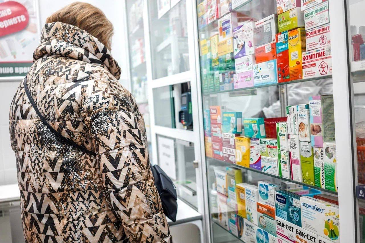 Подмосковные льготники смогут получать бесплатные лекарства в ближайшей аптеке Эту тему обсуждали сегодня на совещании правительства области и глав муниципалитетов. В регионе такие препараты получают порядка полумиллиона человек с тяжелыми заболеваниями, такими как сахарный диабет, астма, онкология. Для многих из них жизненно необходима доставка лекарств своевременно и в нужном объеме. «В Подмосковье — 483 тысячи жителей, которые получают такие лекарства, за последний год их стало на 10% больше, обслужено 9 миллионов льготных рецептов. Наша задача — трансформировать эту работу, сделать более удобной, проактивной, чтобы продление рецептов было без лишней волокиты», — сказал Андрей Воробьёв. Продлить льготный рецепт в области можно на телемедицинской консультации. Запись на нее — на приеме у лечащего врача, через региональный портал госуслуг «Здоровье», инфомат в медицинской организации, через тел. 122 робот Светлана , или через чат-бот в Телеграм. А чтобы пациентам было удобнее получать нужные препараты, действует специальный алгоритм. Льготник сообщает, какое место ему удобнее для получения лекарств. Далее формируется заказ из годовой персонализированной заявки и комплект лекарств ежемесячно доставляется в аптеку именно пациенту-получателю.