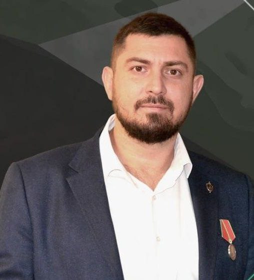Ветеран СВО Юрий Петрухин уволился с поста заместителя главы Долгоруковского района На эту должность он был назначен в августе 2024 года По данным издания Площадь причиной ухода Петрухина стал конфликт с главой района Андреем Тимохиным Ветеран открыто говорил о проблемах муниципалитета и располагал доверием местных жителей Это вызывало негативную реакцию Тимохина