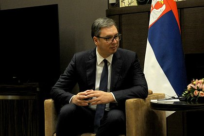 Сербский президент украсил яйца к Пасхе надписью «Я — болван» Сербский лидер Александр Вучич рассказал, что сам красит яйца в преддверии Пасхи и решил на некоторых из них написать фразу «Я — чаци болван ». Видео он опубликовал на своей странице в Instagram запрещенная в России соцсеть; принадлежит компании Meta, признанной экстремистской организацией и запрещенной в РФ . Это слово стало популярным в Сербии в последние две недели. Оно употребялется как ироничное название для тех, кто участвует в поддержке властей за финансовое вознаграждение. Как отметил Вучич, он видит мужество студентов, желающих учиться. «Поэтому я крашу для них яйца и несу их в Чациленд так назвали место сбора "чаци" в Пионерском парке — примечание "Ленты. ру" . Я тоже болван!» — подчеркнул он. Ранее в Белграде на акцию протеста вышло более 30 тысяч человек. Протестующие студенты перекрыли несколько улиц.