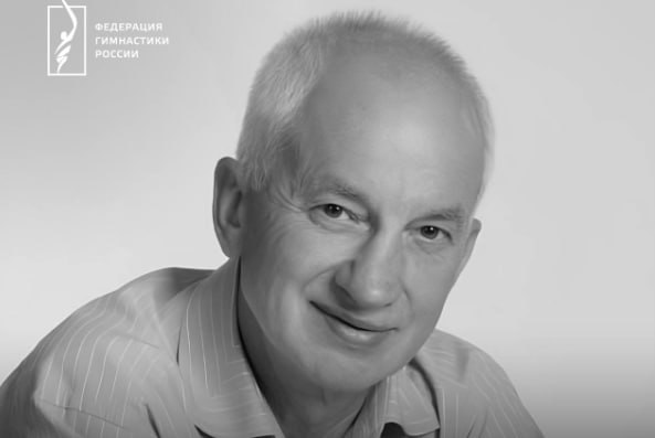 Скончался прославленный спортсмен и тренер Василий Скакун Печальная весть на 82 году жизни скончался выдающийся спортсмен тренер и учёный заслуженный мастер спорта СССР первый чемпион мира 1974 года Василий Скакун Об этом в четверг сообщила пресс служба Федерации гимнастики России ФГР В федерации отметили огромный вклад Скакуна в развитие акробатики и гимнастики Благодаря усилиям Василия Александровича в спорт пришла уникальная разработка специальная акробатическая дорожка ставшая мощным инструментом развития всей отрасли Эта инновация привела к кардинальному изменению тренировочного процесса и значительно повысила уровень достижений спортсменов Под руководством Василия Александровича было воспитано 19 абсолютных чемпионов мира что является беспрецедентным результатом в истории спорта Его ученики многократно доказывали своё превосходство на международной арене завоевывая высшие награды и устанавливая новые рекорды ГТРК Ставрополье Читайте нас в MAX