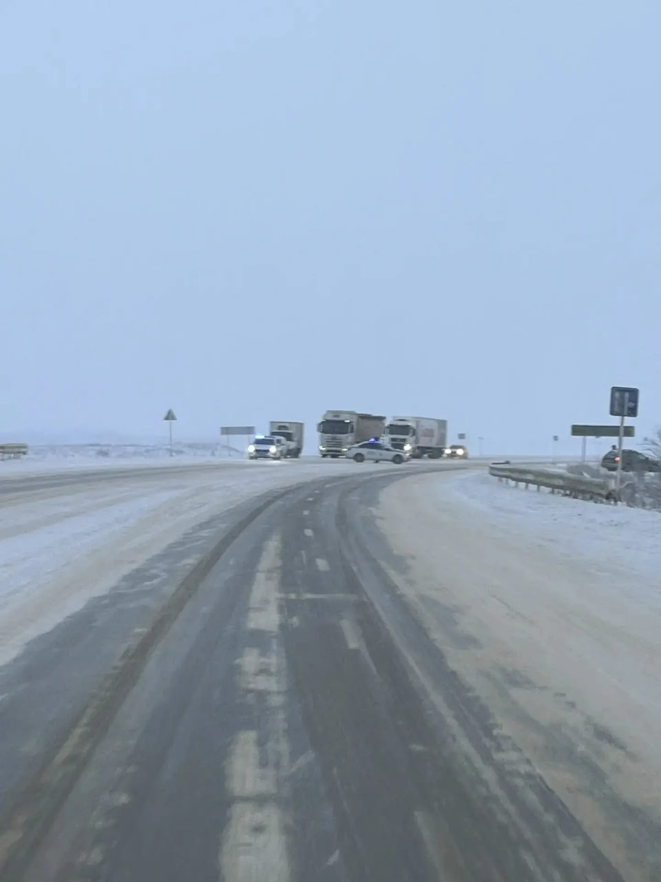 ВНИМАНИЕ Уважаемые жители и гости Петровского муниципального округа  Сегодня 27 января с 07 часов 50 минут временно ограничено движение всех видов транспорта в Петровском округе на автодороге Светлоград Благодарный Буденновск с 1 по 33 км участок от Светлограда до Благодарного   Причиной введенных ограничений стал сильный боковой ветер метель и нулевая видимость на дороге На месте введенных ограничений дежурят наряды ДПС Просьба временно воздержаться от поездок в данном направлении О снятии ограничений будет сообщено незамедлительно   t me ogibdd26 petrovskii 3906