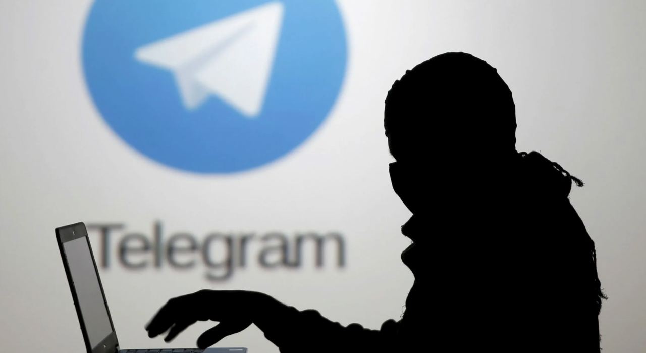 В Telegram создают сообщества, где обсуждают нападения на школы в РФ  Через эти группы распространяются сообщения с угрозами взрывов, захватов заложников и совершения других преступлений. Цель – создать панику.    О подобных сообществах нужно сразу сообщать в правоохранительные органы и кидать на них жалобу.