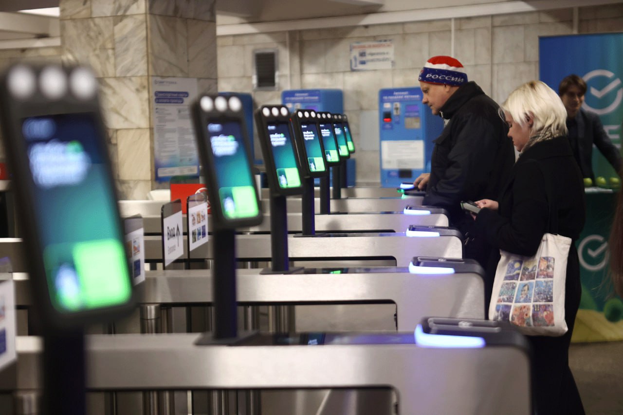 Пассажиропоток метро Новосибирска сократился впервые со времён ковида Популярность подземки снизилась в 2025 году на фоне роста пассажиропотока наземного транспорта За 12 месяцев Новосибирский метрополитен обслужил 81 7 миллиона человек это на 4 4 миллиона меньше чем годом ранее Статистика опубликована на официальном сайте предприятия Сообщество Новосибирские железные дороги 2 0 отмечает что показатели ухудшились впервые с ковидного 2020 года По другим видам городского транспорта полных данных пока нет Однако по итогам 11 месяцев ГЭТ показывал стабильный рост В январе ноябре трамваями и троллейбусами воспользовались 77 7 миллиона горожан Это на 6 4 миллиона больше чем за аналогичный период 2024 года отмечал мэр Максим Кудрявцев Электропоезда в границах Новосибирска за десять месяцев обслужили 6 6 миллиона пассажиров с приростом в 1 5 По прогнозам за весь 2025 год объём перевозок городской электрички должен был достичь 7 8 миллиона человек Подписаться на канал