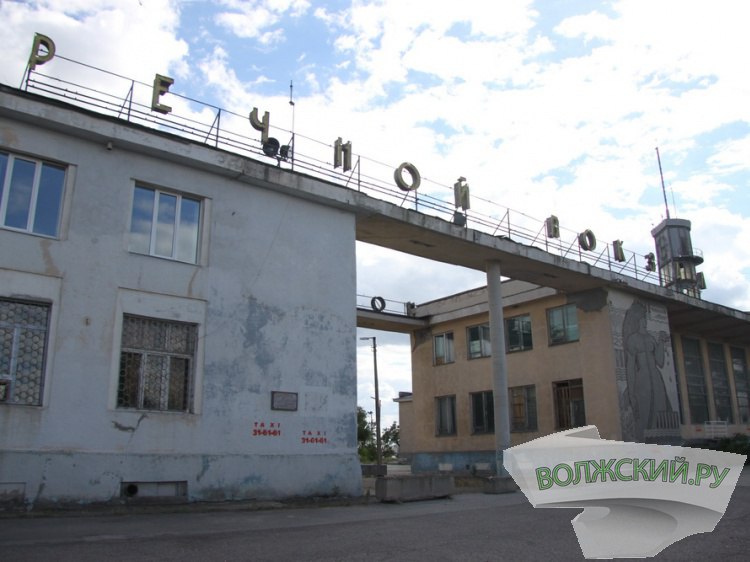 Транспортная прокуратура начала проверку после падения крана в речпорту Волжского Вечером 23 июля в результате сильнейшего урагана в речпорту Волжского произошло падение крана. Первыми кадрами происшествия поделились очевидцы в соцсетях. По данному факту Волгоградская транспортная прокуратура организовала проверку. Как сообщили Волжский.ру в пресс-службе ведомства, надзорный орган даст оценку исполнения законодательства о промышленной безопасности на объекте. Сообщается, что пострадавших в результате падения крана нет. По итогам прокурорской проверки будет рассмотрен вопрос о принятии мер прокурорского реагирования. Напомним, накануне, сильные порывы ветра стали причиной ряда происшествий. В частности, стихия повалила опоры ЛЭП, в результате чего был обесточен водозабор. Подробнее на Волжский.ру: #ВолжскийРу #волжский #vlz