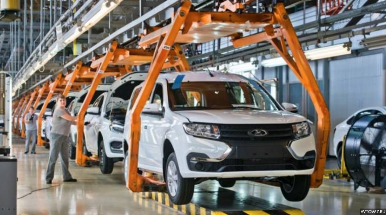 Президент «АвтоВАЗа» дал оценку причинам снижении продаж автомобилей Lada Продажи автомобилей Lada в России по итогам января-мая 2025 года составили 131,2 тыс. штук, что разу на 26,3% меньше, чем за аналогичный период 2024 года. Об этом в кулуарах ежегодной конференции «Цифровая индустрия промышленной России» ЦИПР-2025 заявил президент «АвтоВАЗа» Максим Соколов, передаёт РИА Новости. По его оценке, виной этому стали демпинговые цены на китайские автомобили и высокая ключевая ставка. При этом он предположил, что продажи автомобилей Lada могут снизиться также и в июне и составить порядка 3 0 тыс. единиц. «Мы ожидаем, что в текущей рыночной ситуации продажи июня могут сократиться примерно на четверть год к году - Монокль . Мы сейчас видим, что так, как идёт рынок – первый срез в концовке мая – начале июня – плюс-минус, скорее минус 30 тысяч автомобилей в июне будут продажи. Это будет чуть больше, чем в мае, но меньше, чем в прошлом году», — резюмировал Соколов. Монокль: главное о русском бизнесе и не только Подписаться
