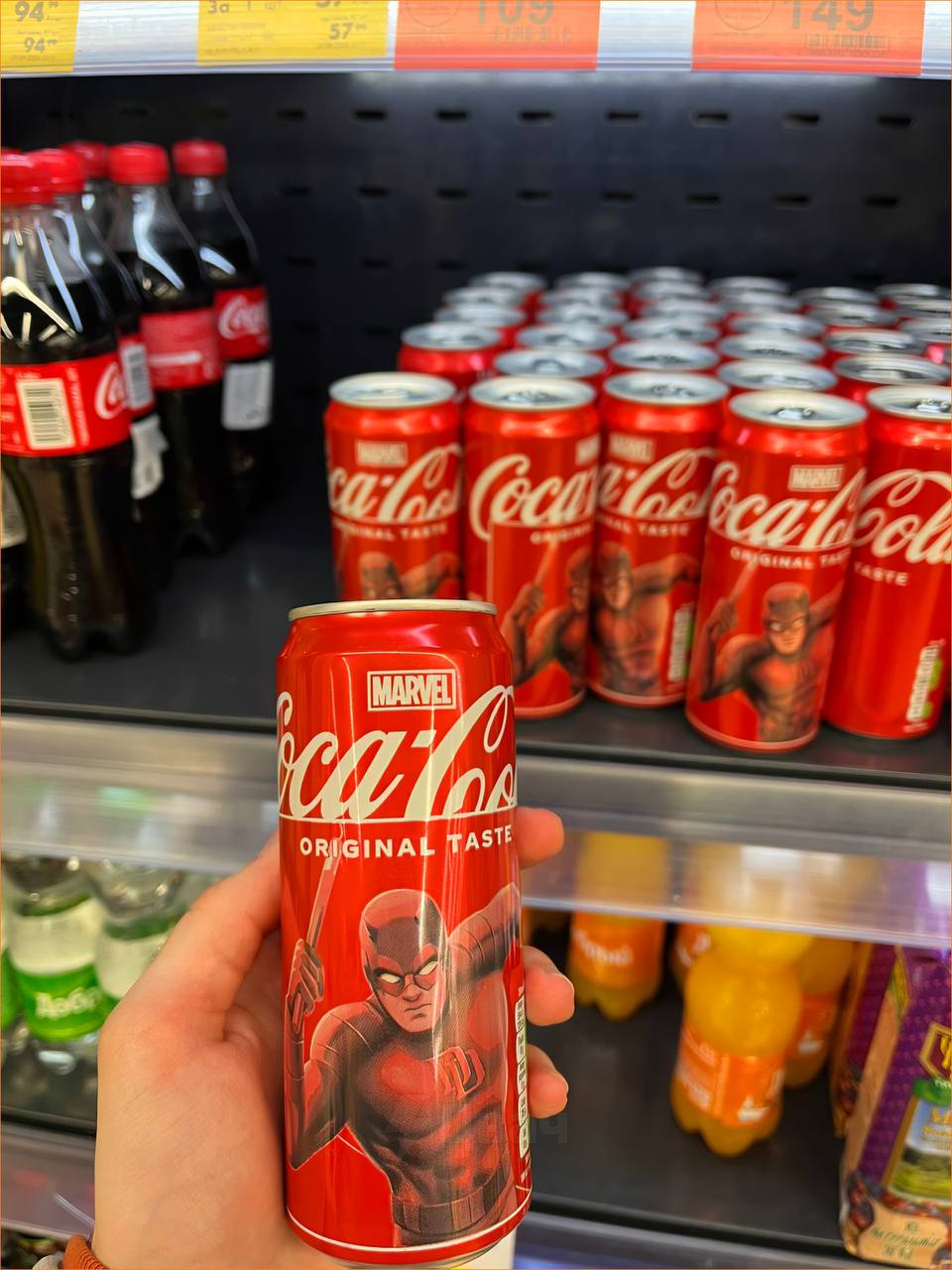 Coca-Cola вернулась в Россию.   Возвращение состоялось ещё и в супергеройской коллабе с Marvel. Баночки уже доступны для покупки в российских магазинах.