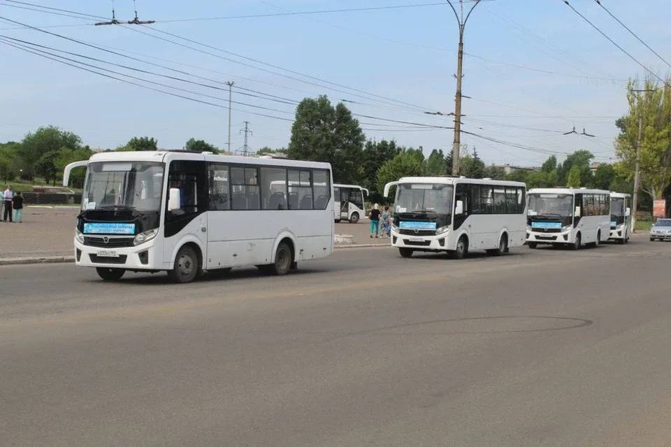 Почти 300 новых автобусных маршрутов появилось в ЛНР в прошлом году. Об этом сообщил замгендиректора «Росавтотранса» Максим Задремайло  За прошедший год при содействии Росавтотранса 315 маршрутов появилось в ДНР, 298 — в ЛНР, 43 — в Запорожской области, 74 — в Херсонской области    Также появилось четыре новых маршрута международного сообщения с Абхазией: три из Луганске и один маршрут Донецк — Сухум.  В ведомстве заверили, что работа по приведению автотранспорта в соответствие потребностям пассажиров по объему и качеству оказываемых услуг продолжится.