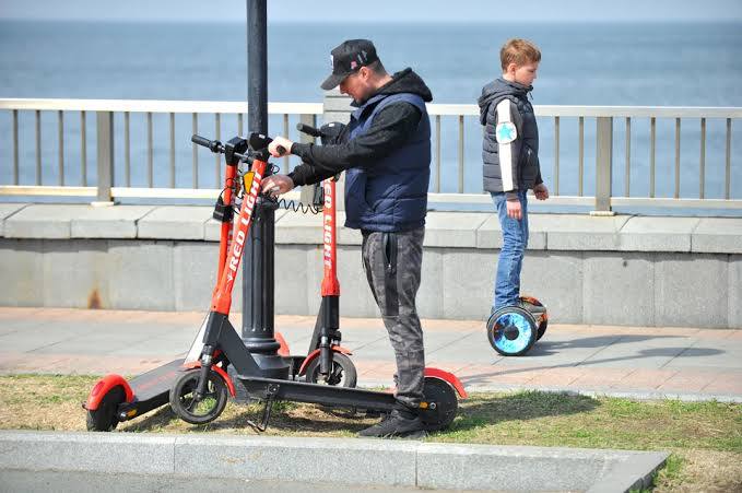 Во Владивостоке запретили электросамокаты на центральной площади и ограничили скорость на набережных  С 18 марта во Владивостоке расширили список зон, закрытых для электросамокатов и других средств индивидуальной мобильности. Теперь кататься запрещено на центральной площади, набережной Спортивной гавани и городских мостах. Также введены «медленные зоны» с ограничением скорости до 15 км/ч — это набережная Цесаревича, Университетская набережная, Корабельная набережная и Покровский парк.  Ограничения утверждены постановлением главы города. Напомним, что сезон электросамокатов во Владивостоке стартует уже 29 марта.     / Реклама