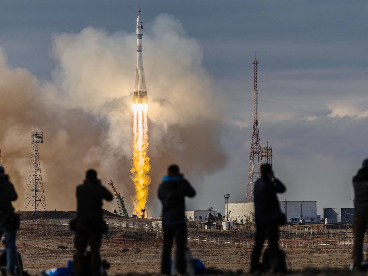 Генеральный директор Роскосмоса Дмитрий Баканов и Министр цифрового развития, инноваций и аэрокосмической промышленности Республики Казахстан Жаслан Мадиев обсудили на космодроме «Байконур» перспективы сотрудничества.   Главным вопросом встречи стала реализация совместного проекта - космического ракетного комплекса «Байтерек». Наземную инфраструктуру для запусков создает казахстанская сторона, перспективную ракету среднего класса «Союз-5» разрабатывают на самарском предприятии РКЦ «Прогресс».  Начало реализации проекта положили президенты России и Казахстана, достигнув договоренность создать на космодроме «Байконур» космический ракетный комплекс с высоким уровнем экологической безопасности.