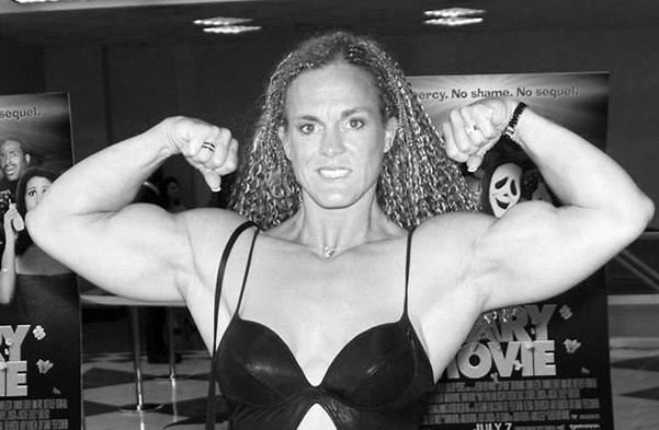 В США умерла актриса из Очень страшного кино Джейн Трка Она скончалась в возрасте 62 лет По информации портала TMZ это произошло 12 декабря однако о смерти актрисы и спортсменки бодибилдера стало известно 5 января В публикации отмечается что Джейн Трка умерла в Сан Диего Судмедэксперты до сих пор не могут установить причину смерти При этом сын актрисы сообщил что не знал о каких либо заболеваниях или особом состоянии здоровья матери которые могли бы привести к летальному исходу Джейн Трка начала участвовать в соревнованиях по бодибилдингу в 1980 х годах В 1997 м в возрасте 34 лет она заняла первое место на чемпионате в Калифорнии Впервые на экране Трка появилась в 2000 году Женщина исполнила роль мисс Манн в комедийном хорроре Очень страшное кино Кроме того она снялась в клипе на песню Lady Gaga и Beyonce Telephone Подписаться на Говорит Москва Telegram VK MAX